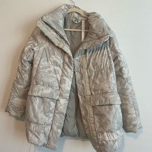 Lululemon puffer metamorphosis jacket size 2 in white/gray marble